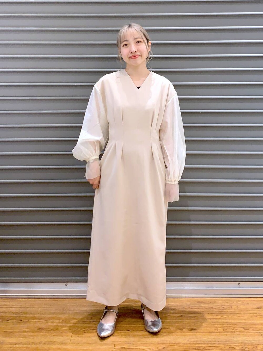 ベージュ系のドレス、シルバー系のパンプスを着用したレディースの夏コーディネートの4枚目の写真