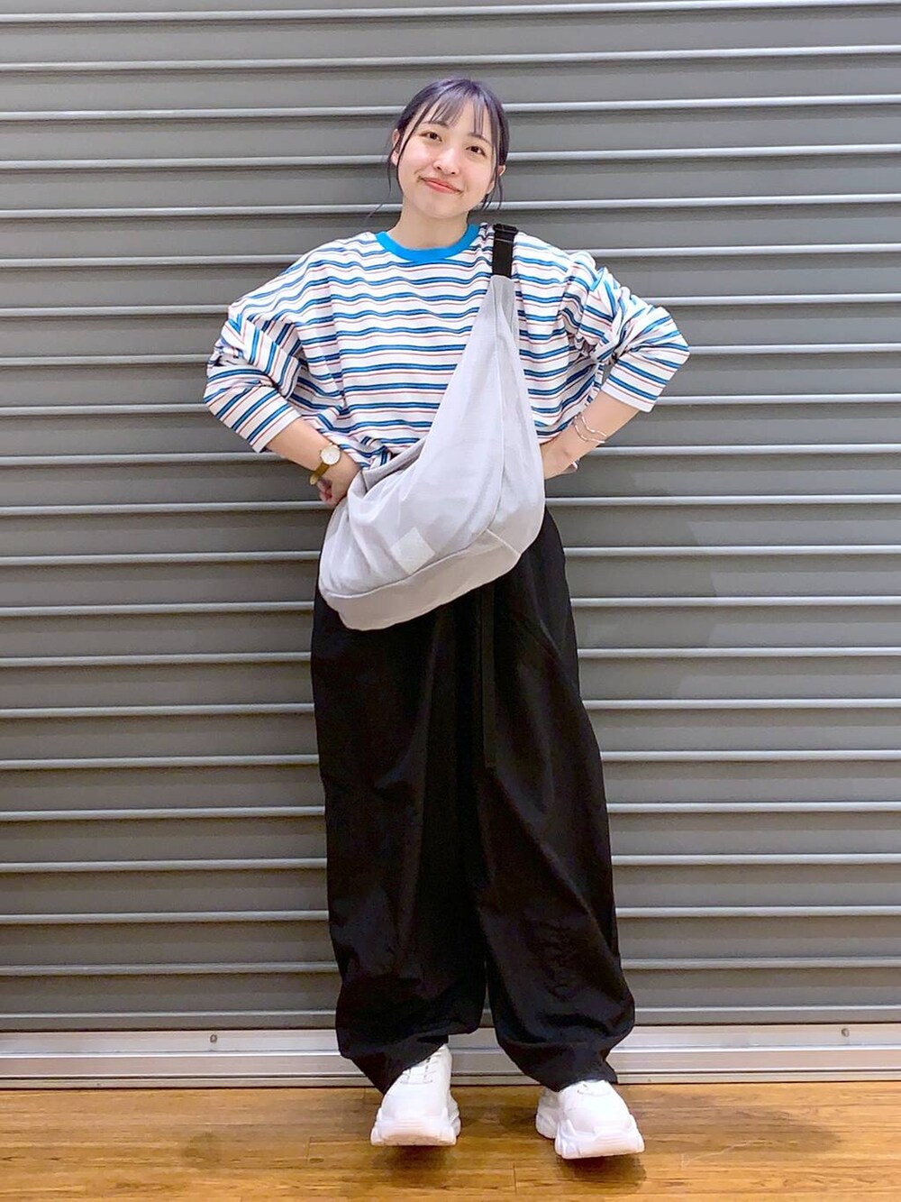 ホワイト系のスニーカー、ベージュ系のショルダーバッグ、ホワイト系のTシャツ/カットソーを着用したレディースの春コーディネートの4枚目の写真