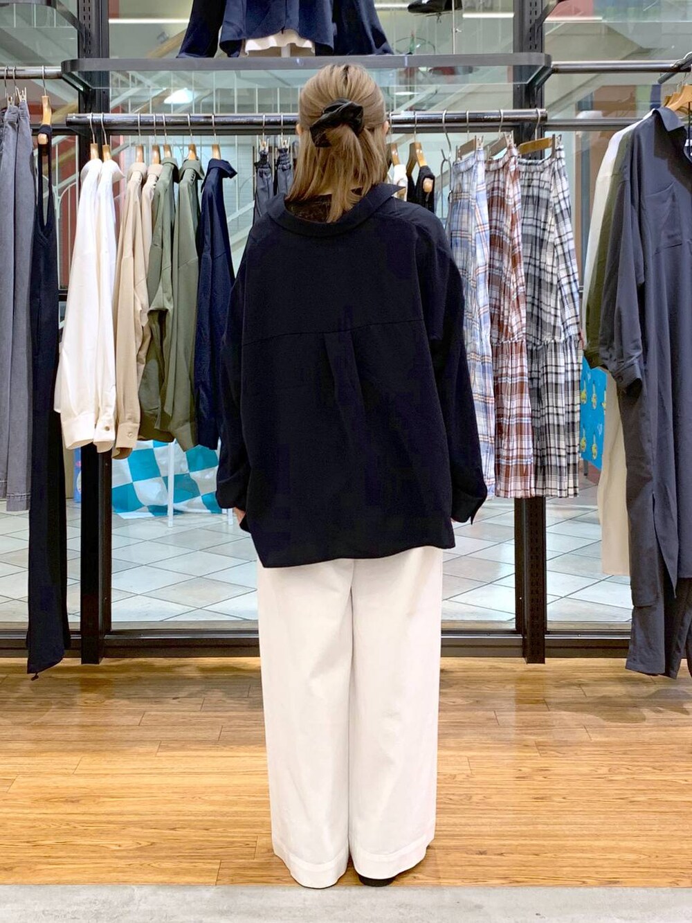 ブルー系のシャツ/ブラウス、ブラック系のローファー、ホワイト系のデニムパンツを着用したレディースの春コーディネートの2枚目の写真