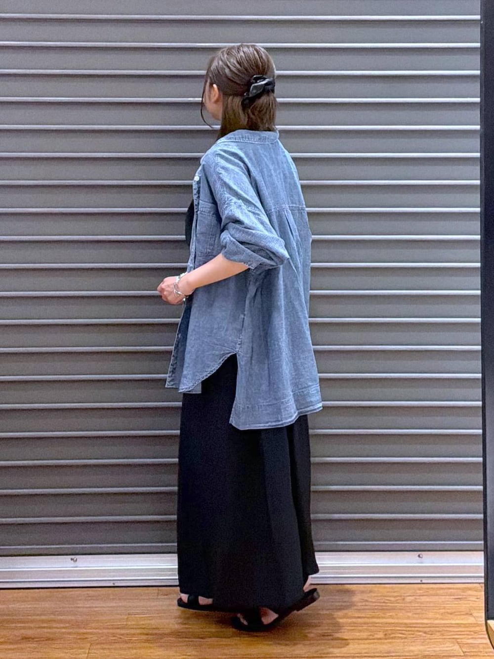 ブルー系のシャツ/ブラウス、ブラック系のサンダル、ブラック系のワンピースを着用したレディースの夏コーディネートの3枚目の写真