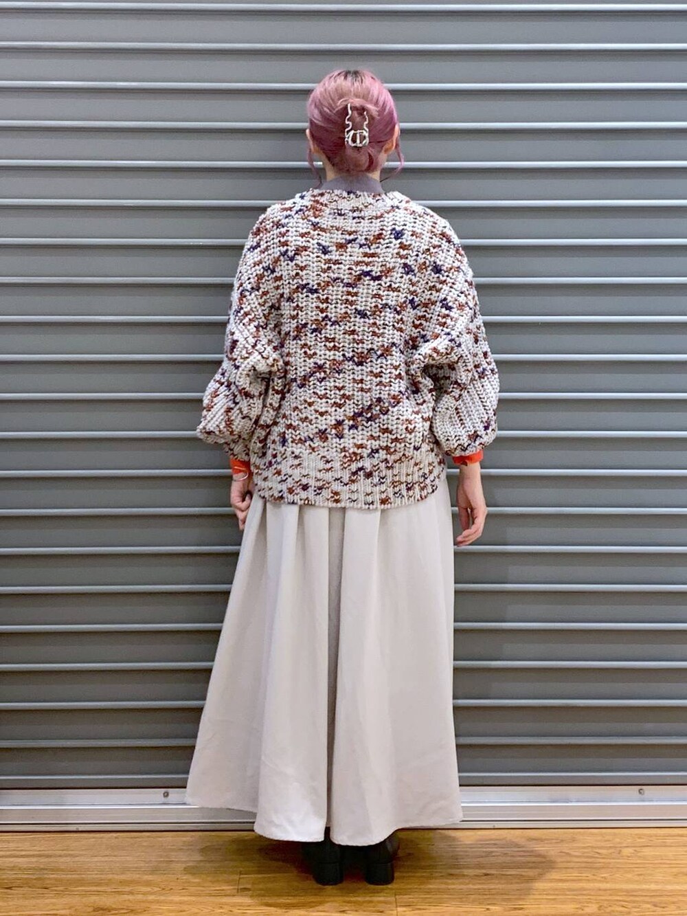 グレー系のニット/セーター、ベージュ系のその他パンツ、ホワイト系のボストンバッグを着用したレディースの秋コーディネートの2枚目の写真