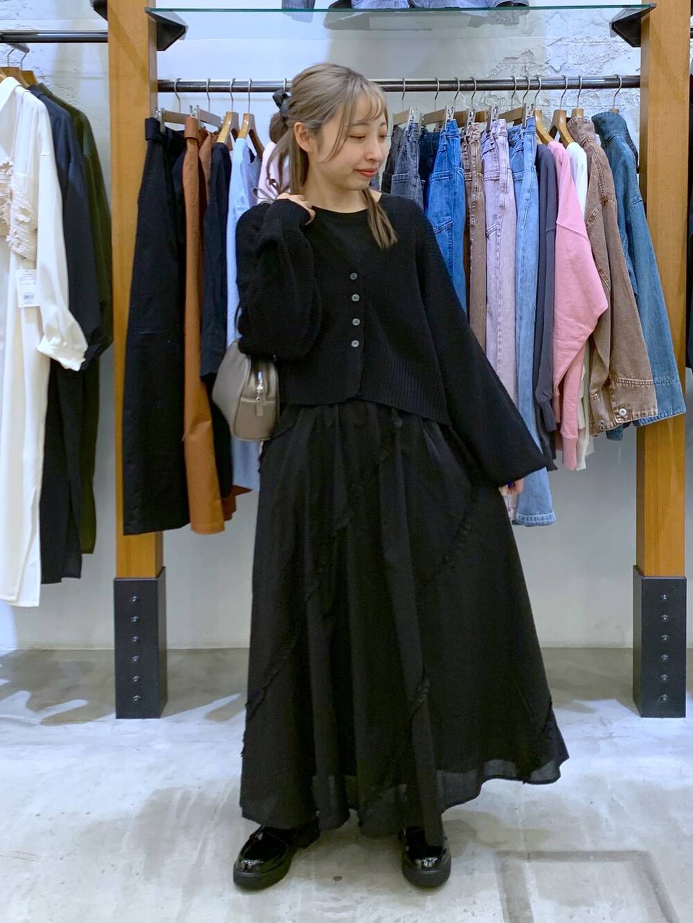 ブラック系のカーディガン/ボレロ、その他のショルダーバッグ、ブラック系のローファーを着用したレディースの春コーディネートの4枚目の写真