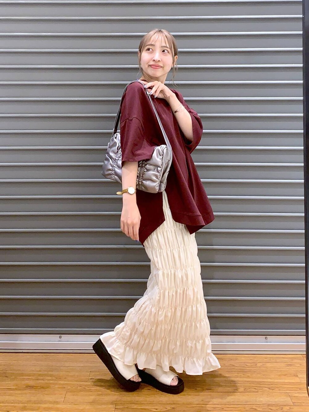 ホワイト系のスカート、その他のショルダーバッグ、ホワイト系のサンダルを着用したレディースの夏コーディネートの4枚目の写真