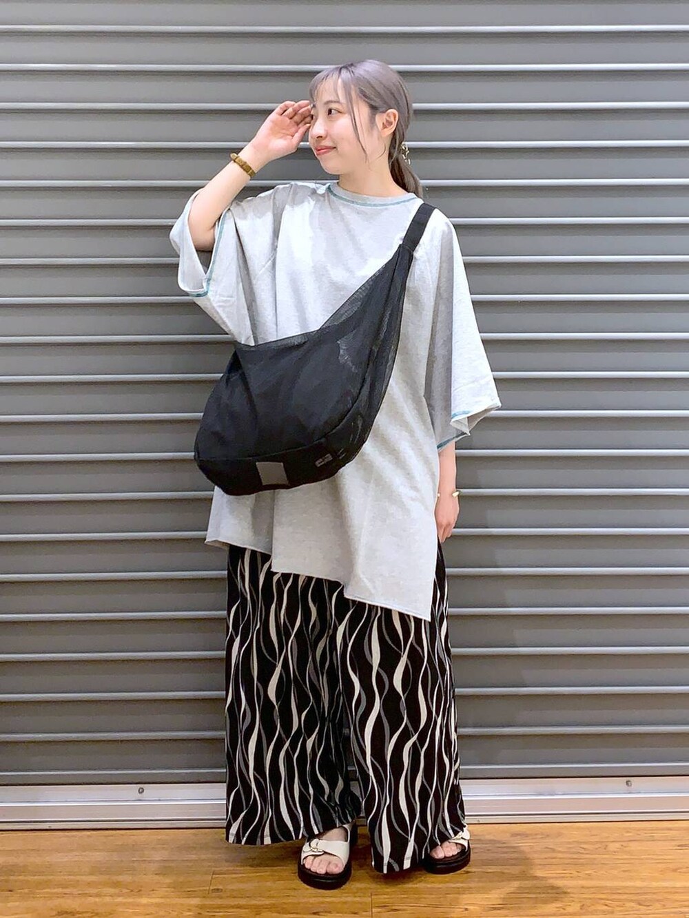 ブラック系のショルダーバッグ、グレー系のTシャツ/カットソー、ブラック系のその他パンツを着用したレディースの春コーディネートの5枚目の写真