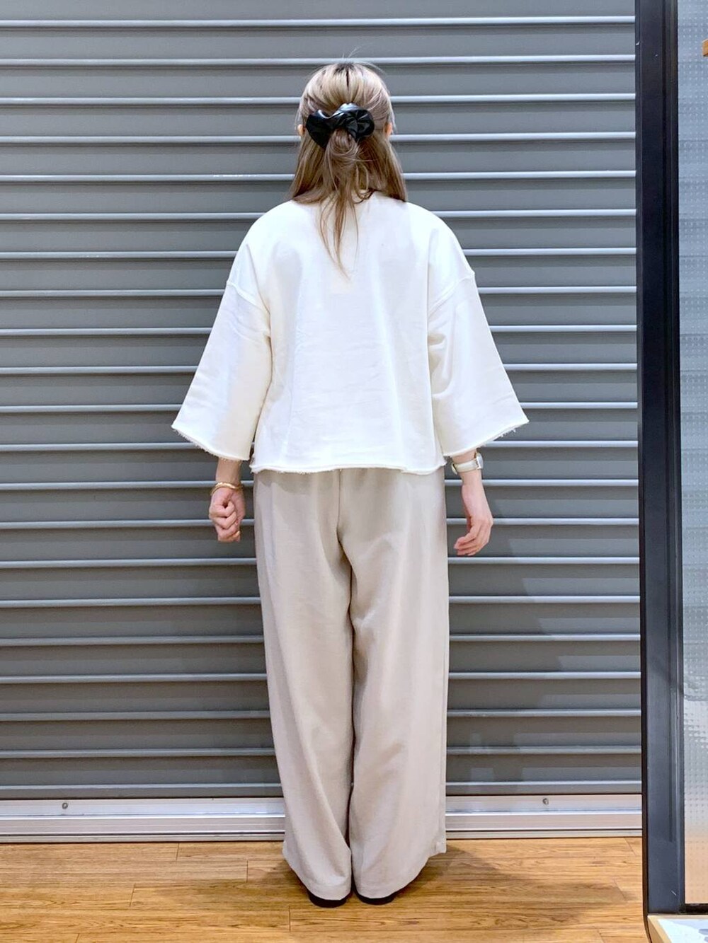 ブラック系のローファー、ブラック系のショルダーバッグ、ベージュ系のその他パンツを着用したレディースの春コーディネートの2枚目の写真