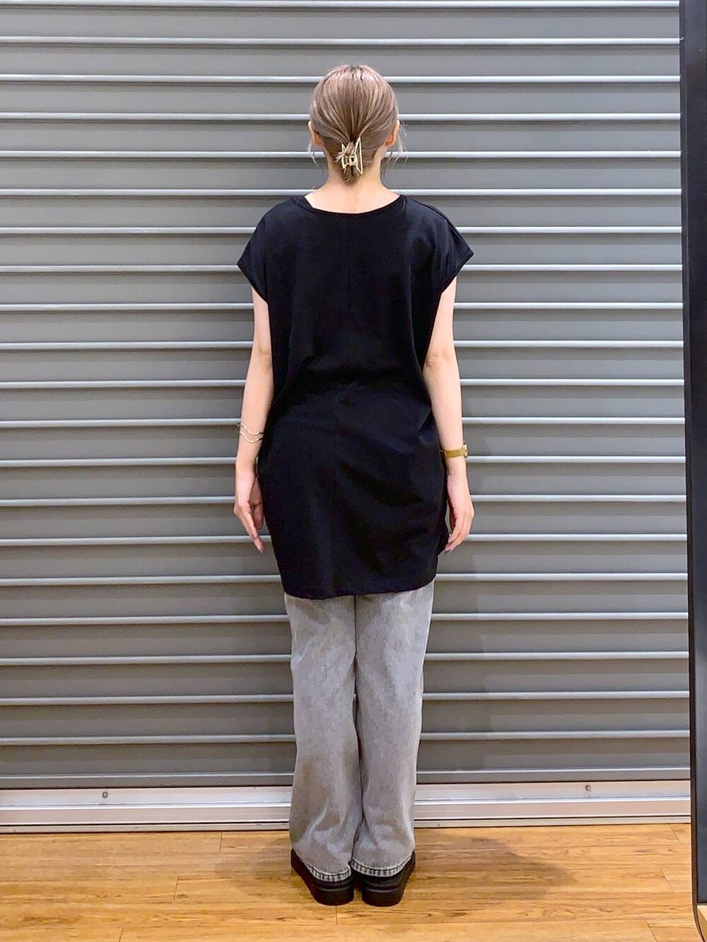 ホワイト系のショルダーバッグ、シルバー系のサンダル、グレー系のデニムパンツを着用したレディースの夏コーディネートの2枚目の写真