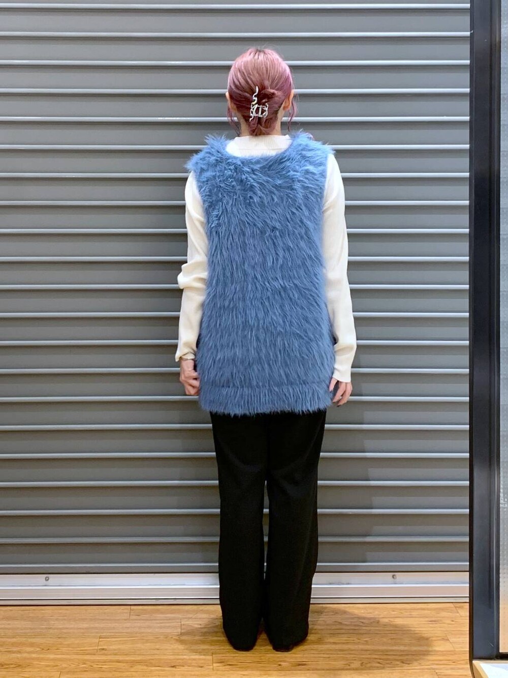 ホワイト系のニット/セーター、ブラック系のブーツ、ブルー系のベストを着用したレディースの秋コーディネートの2枚目の写真