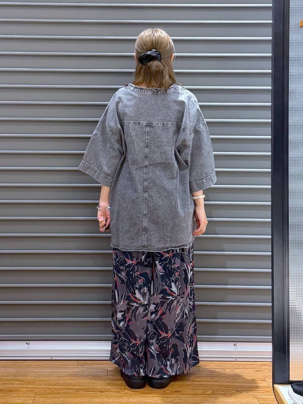 グレー系のその他パンツ、ブラック系のショルダーバッグ、ブラック系のサンダルを着用したレディースの春コーディネートの2枚目の写真