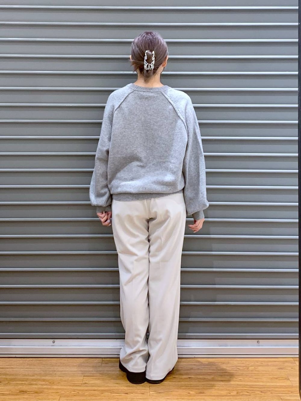 その他のショルダーバッグ、グレー系のニット/セーター、ブラック系のブーツを着用したレディースの冬コーディネートの3枚目の写真