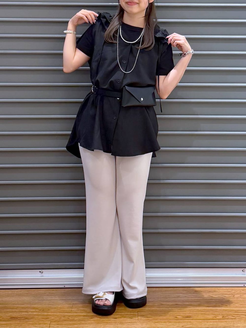 ホワイト系のサンダル、ブラック系のTシャツ/カットソー、ブラック系のシャツ/ブラウスを着用したレディースの夏コーディネートの5枚目の写真