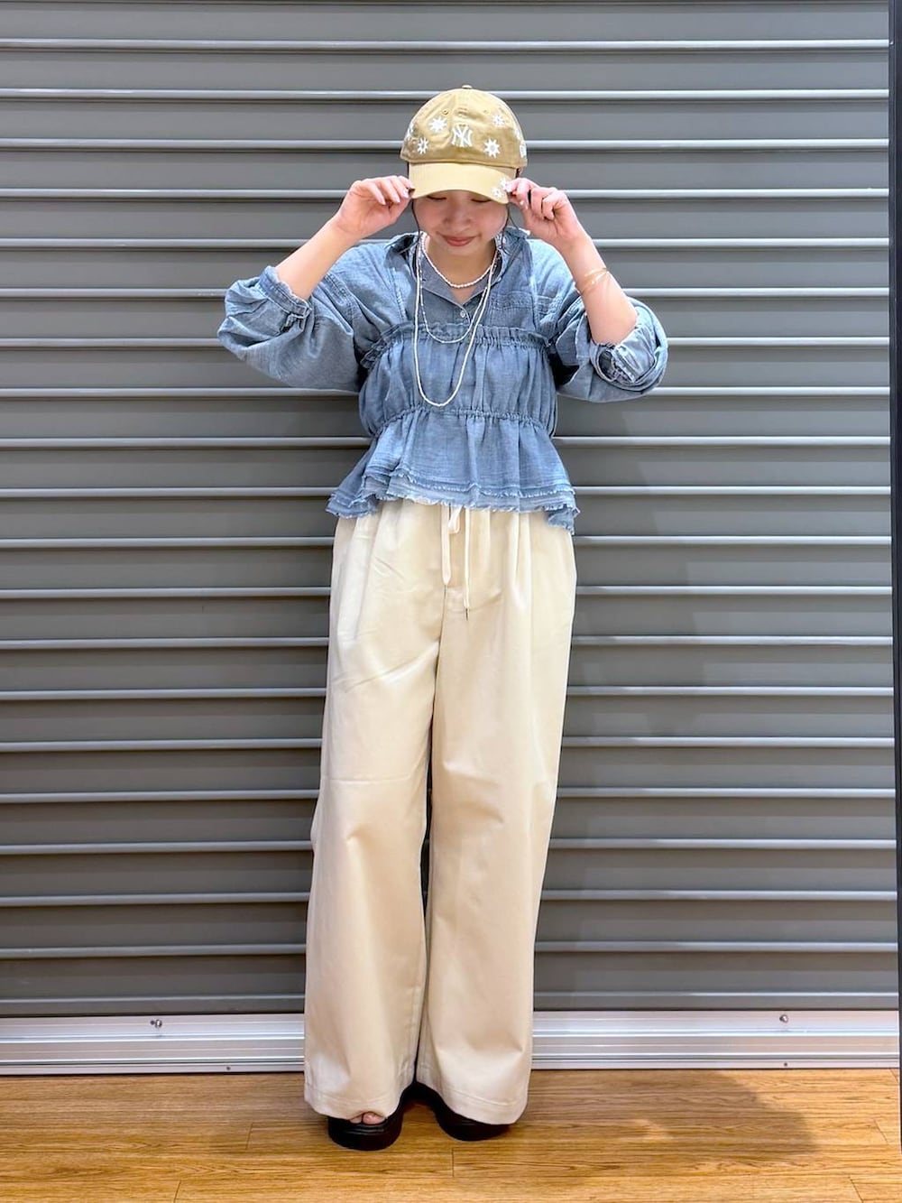 ホワイト系のサンダル、ブルー系のシャツ/ブラウス、ホワイト系のその他パンツを着用したレディースの春コーディネートの4枚目の写真