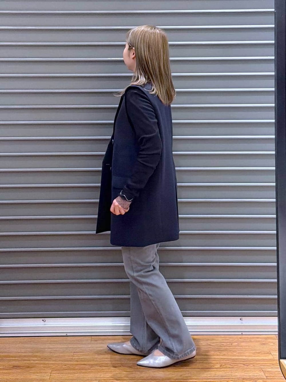 グレー系のショルダーバッグ、ブルー系のその他アウター、ブラック系のTシャツ/カットソーを着用したレディースの冬コーディネートの3枚目の写真