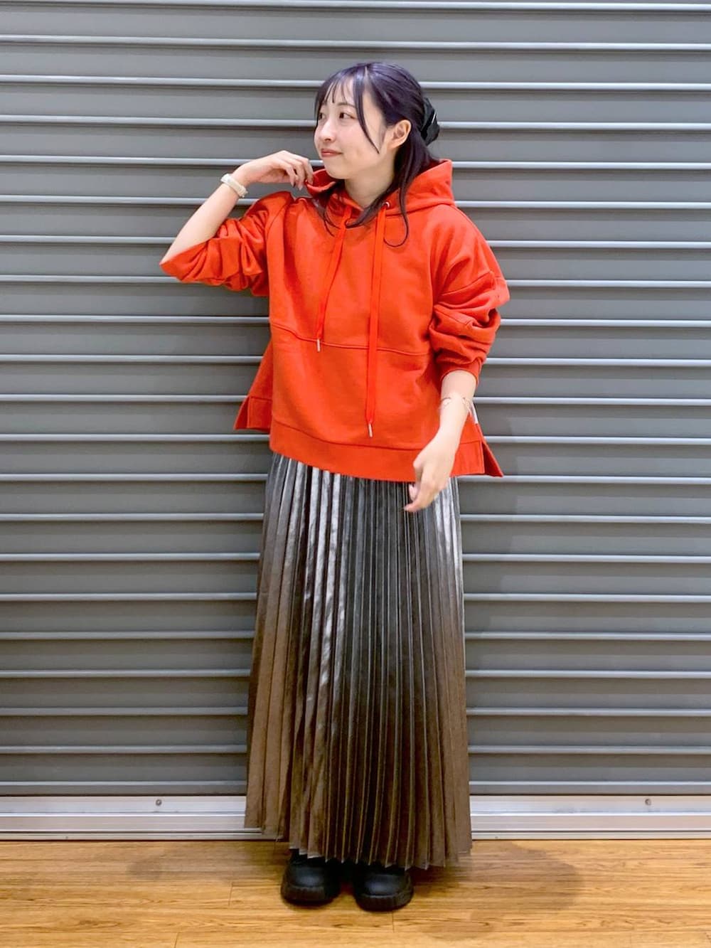 ホワイト系のショルダーバッグ、ブルー系のデニムジャケット、グレー系のスカートを着用したレディースの春コーディネートの4枚目の写真