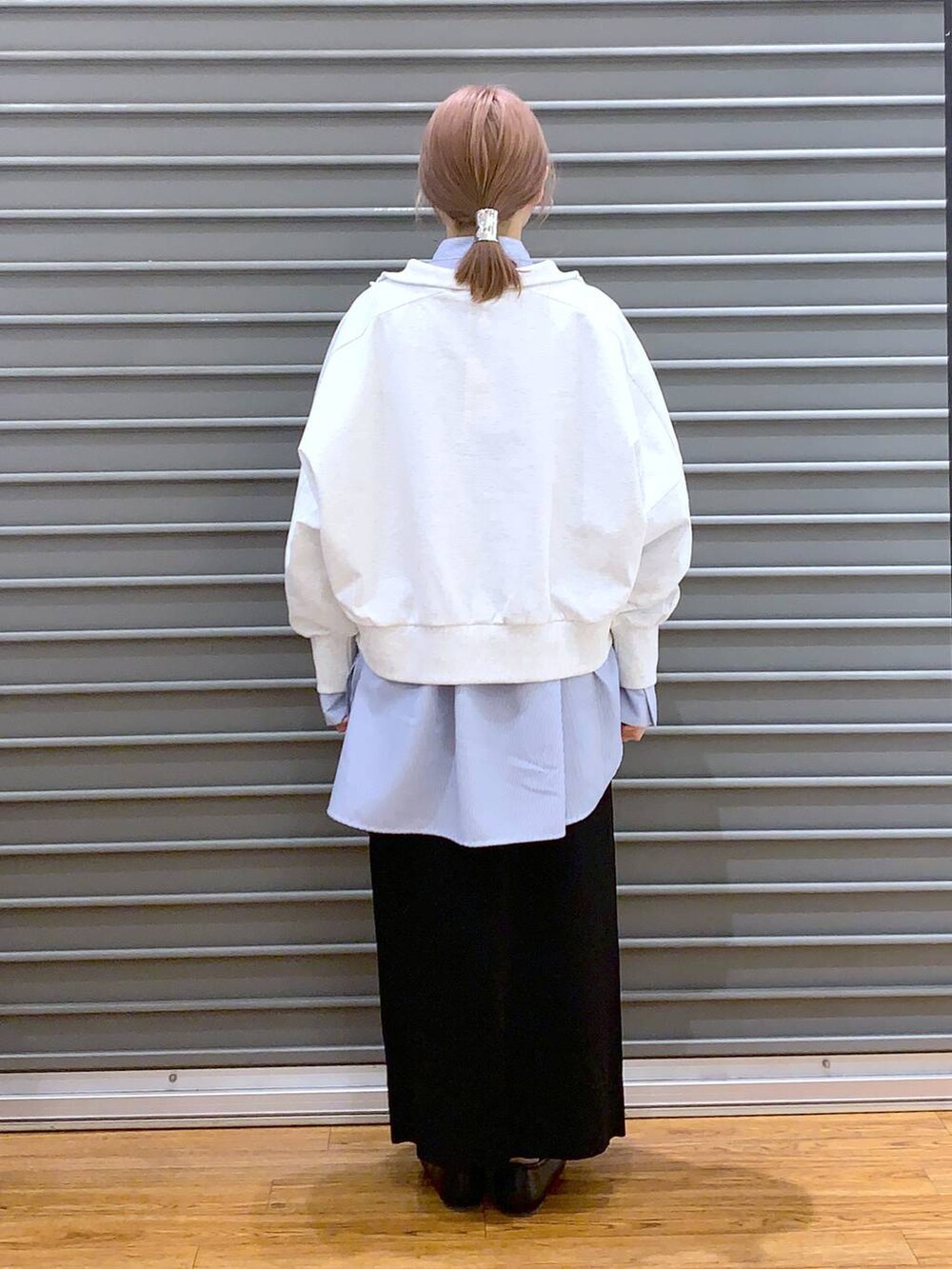 ブラック系のバレエシューズ、ブラック系のショルダーバッグ、ブラック系のスカートを着用したレディースの春コーディネートの2枚目の写真