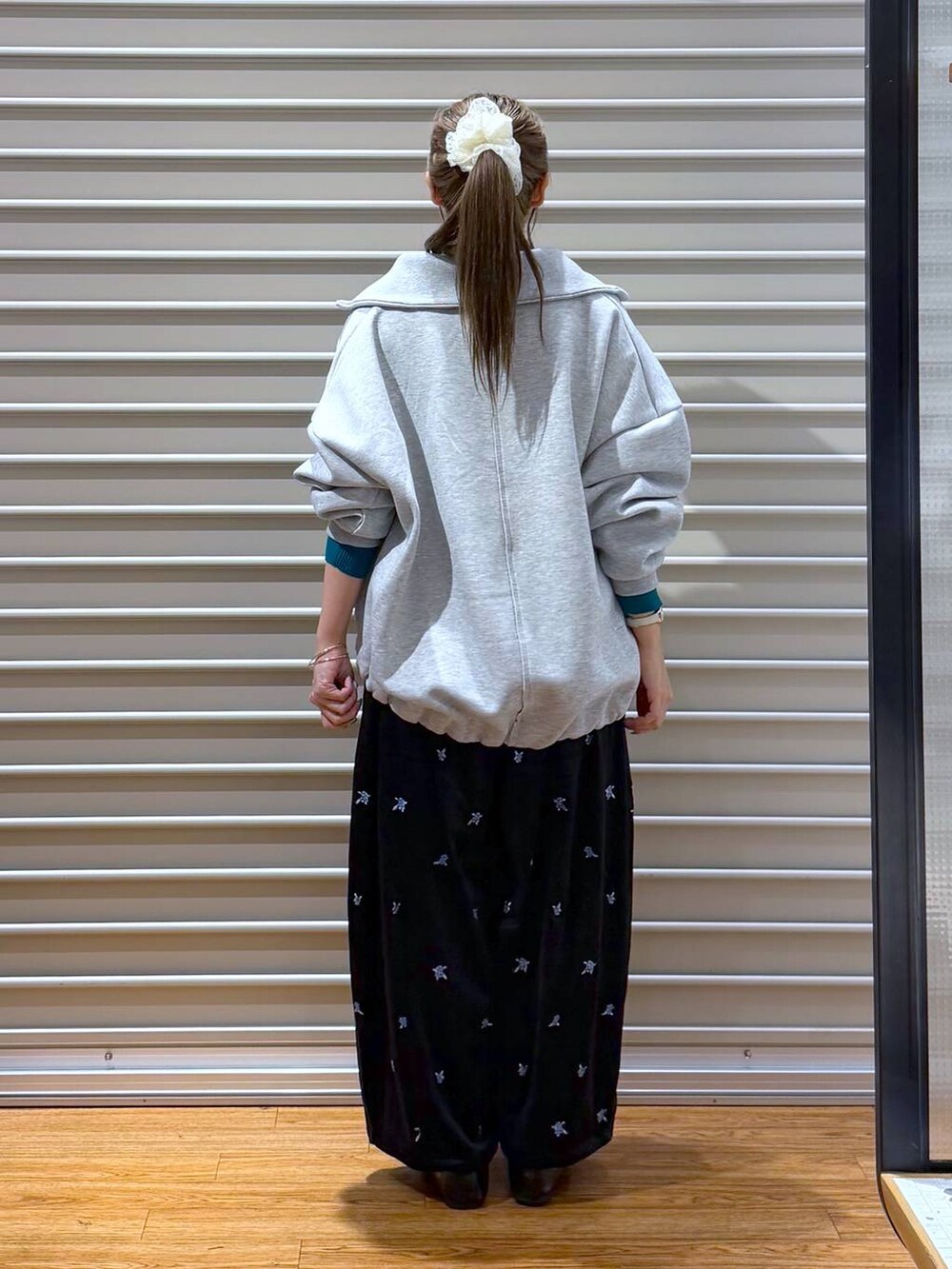 ブラック系のその他パンツ、グリーン系のニット/セーター、ブラック系のパンプスを着用したレディースの秋コーディネートの2枚目の写真