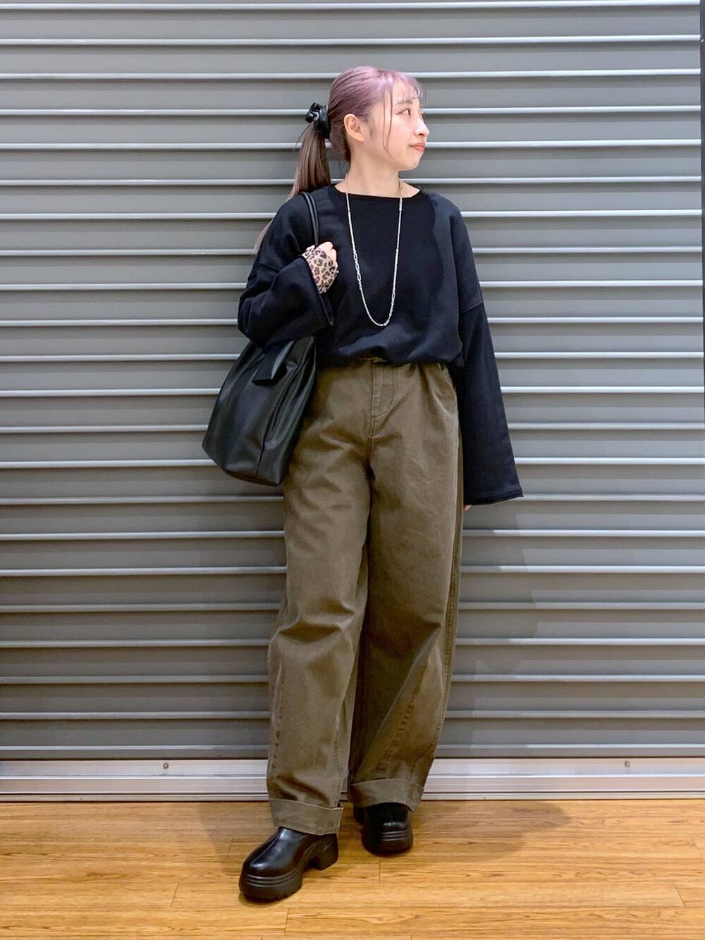 ブラック系のその他トップス、ブラック系のTシャツ/カットソー、ブラック系のブーツを着用したレディースの冬コーディネートの4枚目の写真