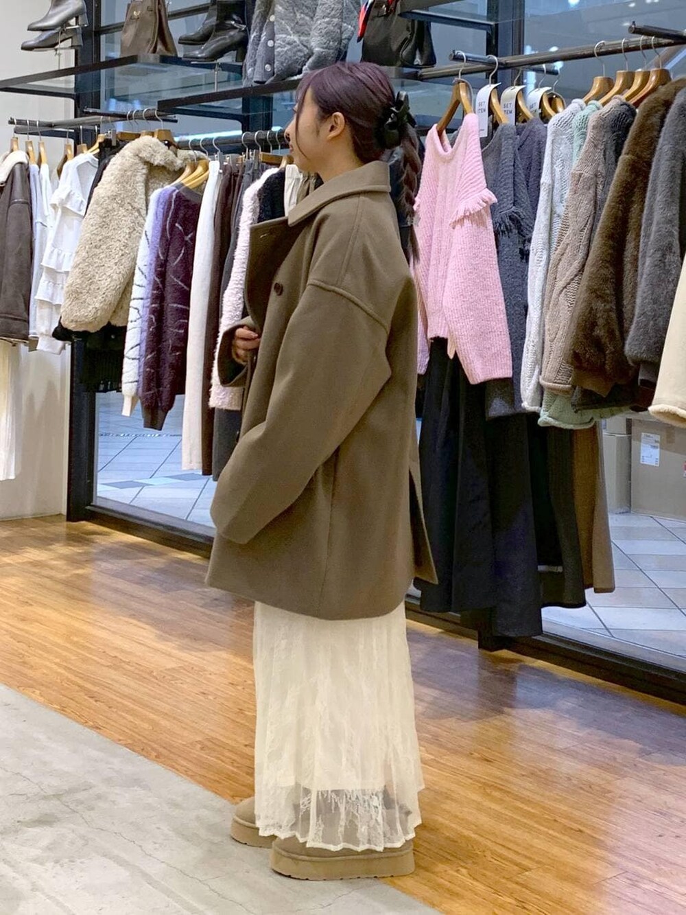 ブラウン系のその他アウター、ブラック系のショルダーバッグ、イエロー系のニット/セーターを着用したレディースの冬コーディネートの4枚目の写真