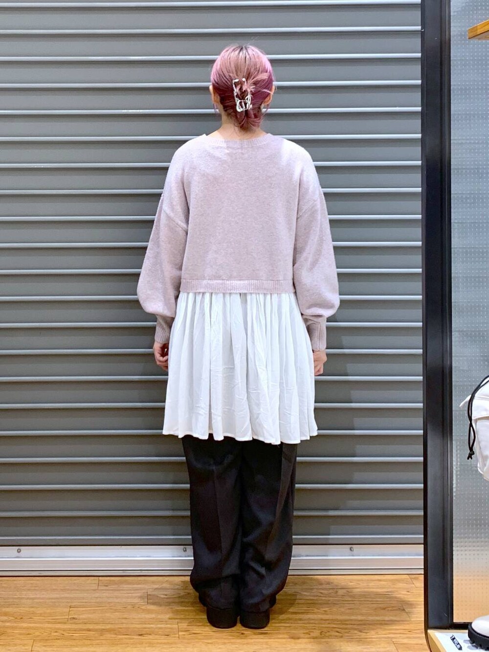 ブラック系のブーツ、シルバー系のショルダーバッグ、ブラック系のその他パンツを着用したレディースの秋コーディネートの2枚目の写真