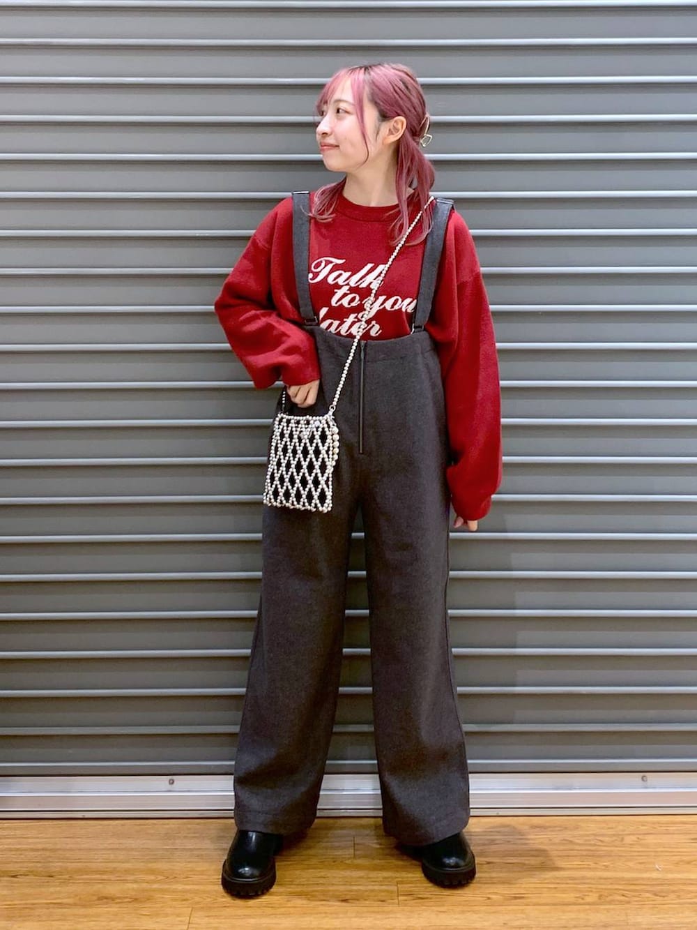 ホワイト系のダウンジャケット/コート、シルバー系のショルダーバッグ、レッド系のニット/セーターを着用したレディースの秋コーディネートの4枚目の写真
