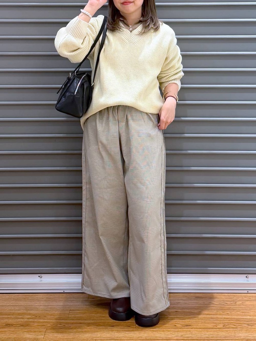 ブラウン系のサンダル、ブラック系のボストンバッグ、その他のその他パンツを着用したレディースの春コーディネートの7枚目の写真