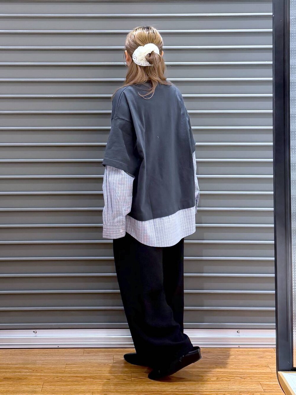 ブラック系のボストンバッグ、ブラック系のその他パンツ、ブラック系のパンプスを着用したレディースの春コーディネートの3枚目の写真