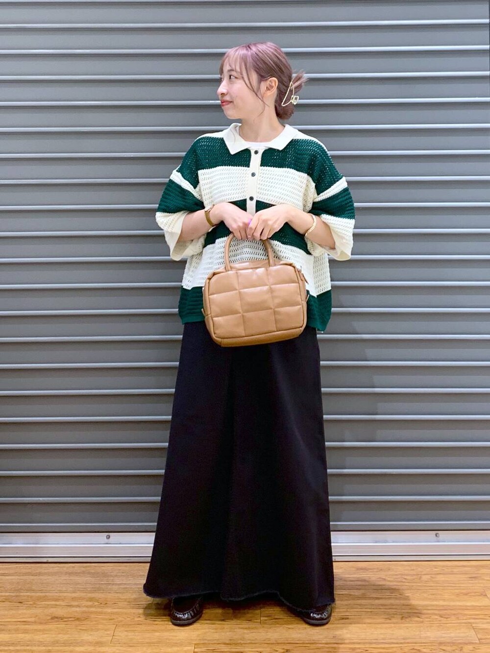 グリーン系のニット/セーター、グレー系のスカート、ブラウン系のボストンバッグを着用したレディースの秋コーディネートの3枚目の写真