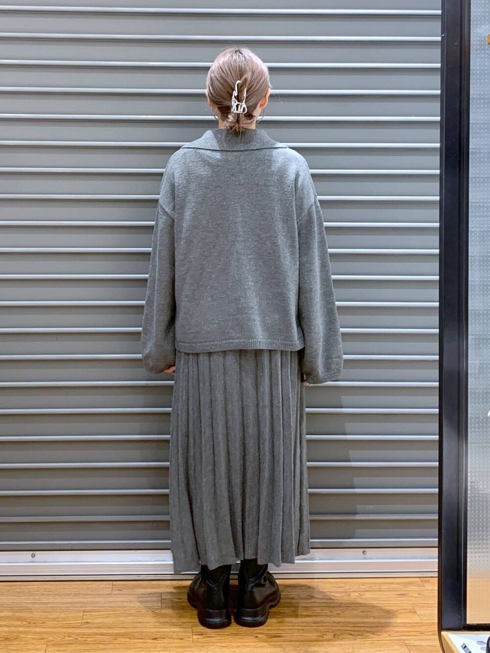 ブラック系のショルダーバッグ、グリーン系のその他アウター、ブラック系のブーツを着用したレディースの冬コーディネートの3枚目の写真