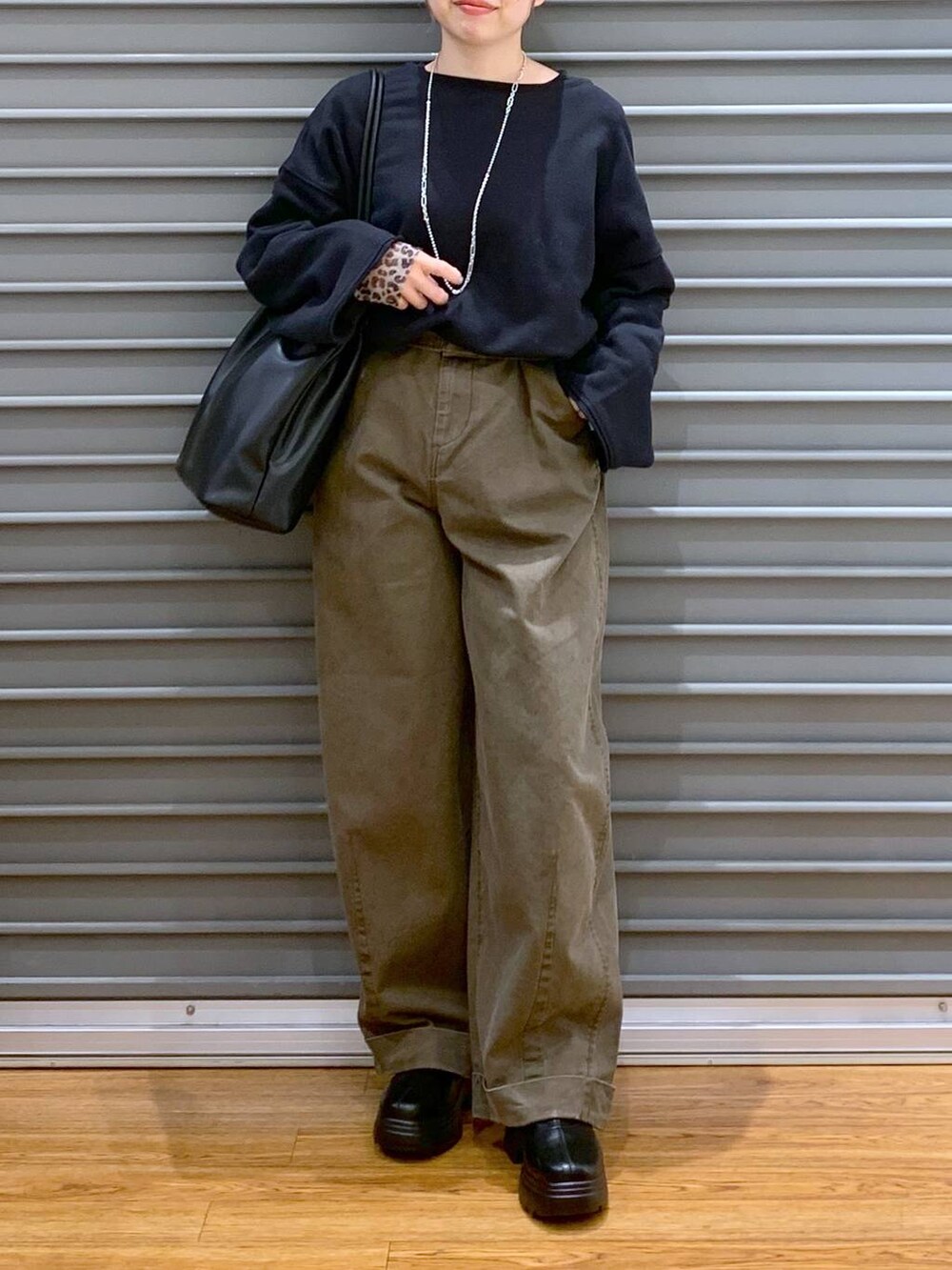 ブラック系のその他トップス、ブラック系のTシャツ/カットソー、ブラック系のブーツを着用したレディースの冬コーディネートの5枚目の写真