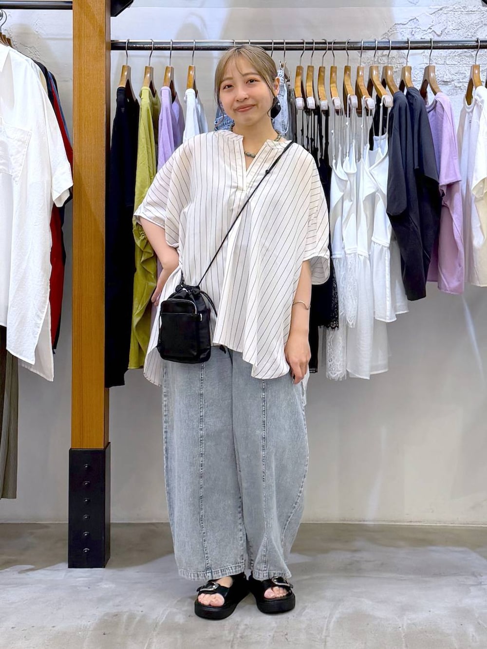 ブラック系のサンダル、ブルー系のタンクトップ、その他のシャツ/ブラウスを着用したレディースの夏コーディネートの4枚目の写真