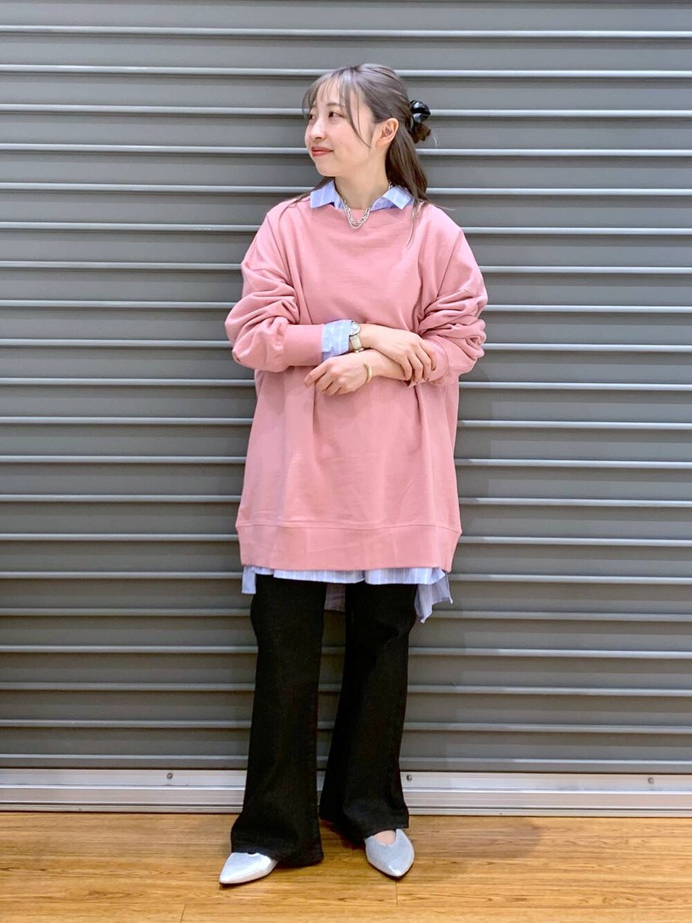 ブルー系のシャツ/ブラウス、ブラック系のデニムパンツ、ブラック系のショルダーバッグを着用したレディースの春コーディネートの6枚目の写真