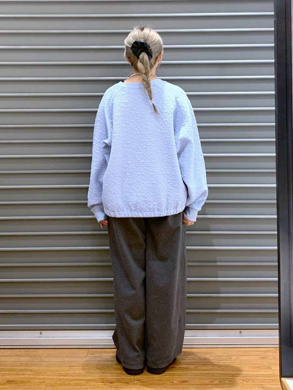 ブラック系のショルダーバッグ、グレー系のその他パンツ、ブラック系のブーツを着用したレディースの秋コーディネートの2枚目の写真