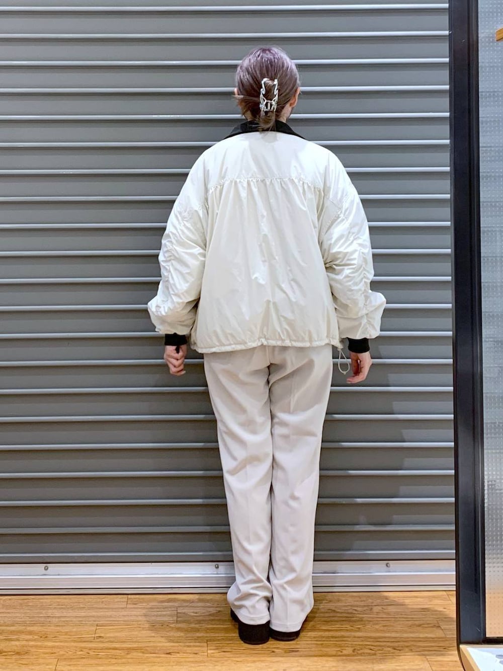 その他のショルダーバッグ、グレー系のニット/セーター、ブラック系のブーツを着用したレディースの冬コーディネートの2枚目の写真