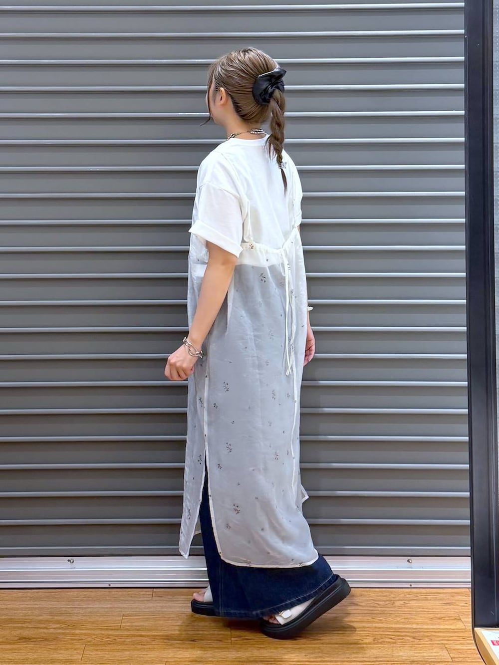 ホワイト系のワンピース、ホワイト系のTシャツ/カットソー、ホワイト系のサンダルを着用したレディースの夏コーディネートの3枚目の写真
