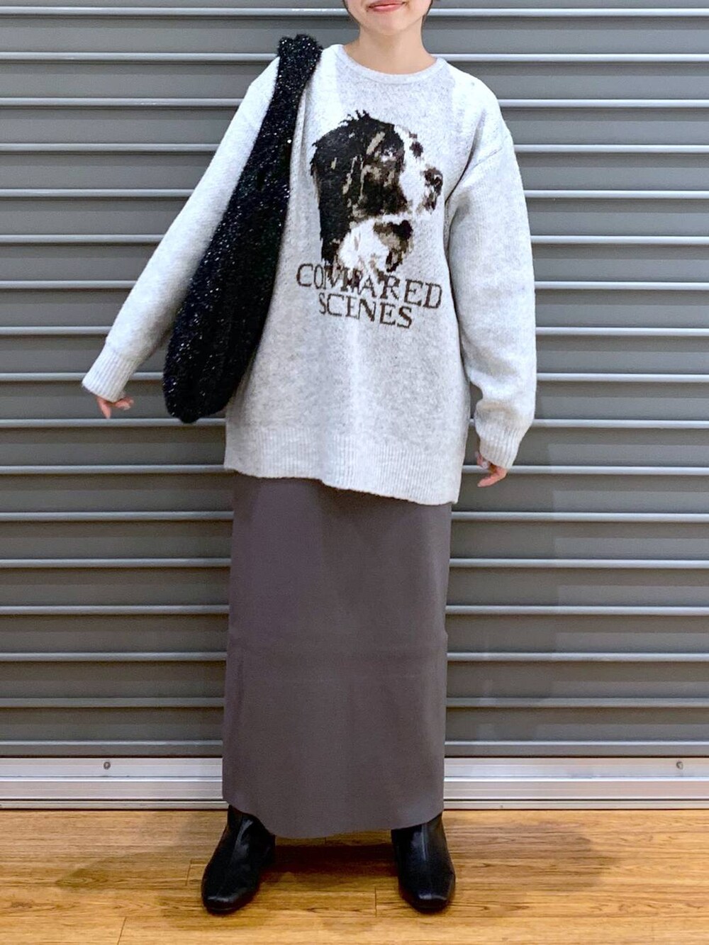 ブラック系のショルダーバッグ、グレー系のスカート、ブラック系のブーツを着用したレディースの冬コーディネートの4枚目の写真