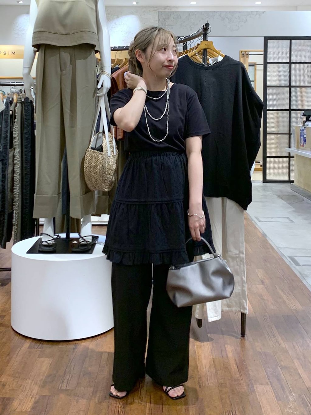 ブラック系のTシャツ/カットソー、ブラック系のサンダル、その他のショルダーバッグを着用したレディースの夏コーディネートの6枚目の写真