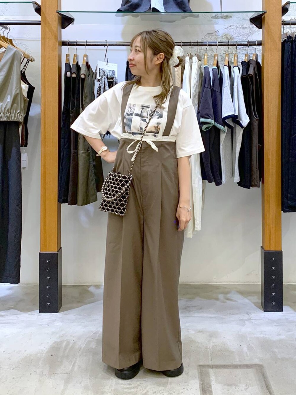 ブラック系のショルダーバッグ、ブラウン系のその他パンツ、ブラック系のサンダルを着用したレディースの秋コーディネートの5枚目の写真