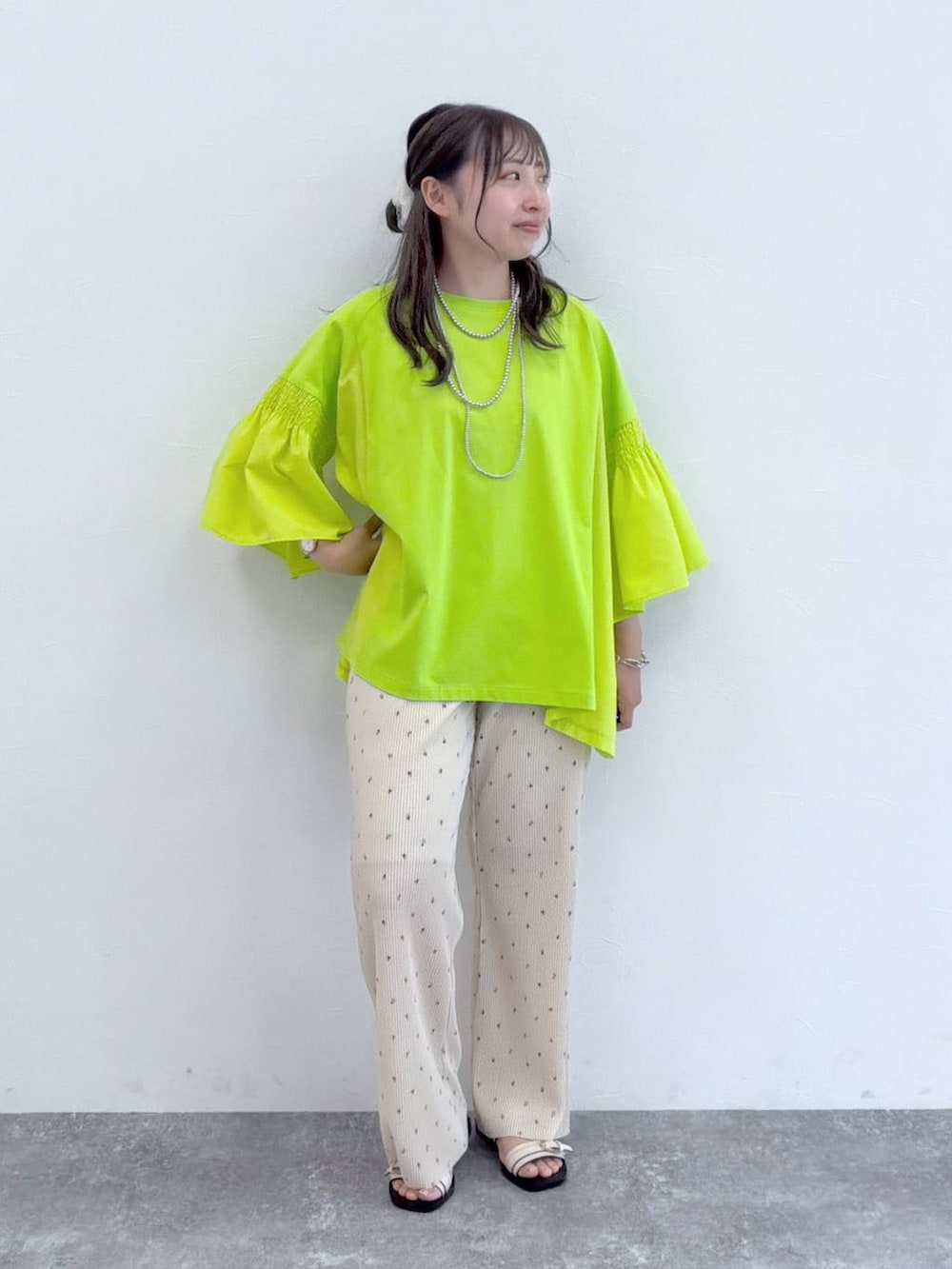 グリーン系のTシャツ/カットソー、ホワイト系のサンダル、シルバー系のネックレスを着用したレディースの夏コーディネートの5枚目の写真