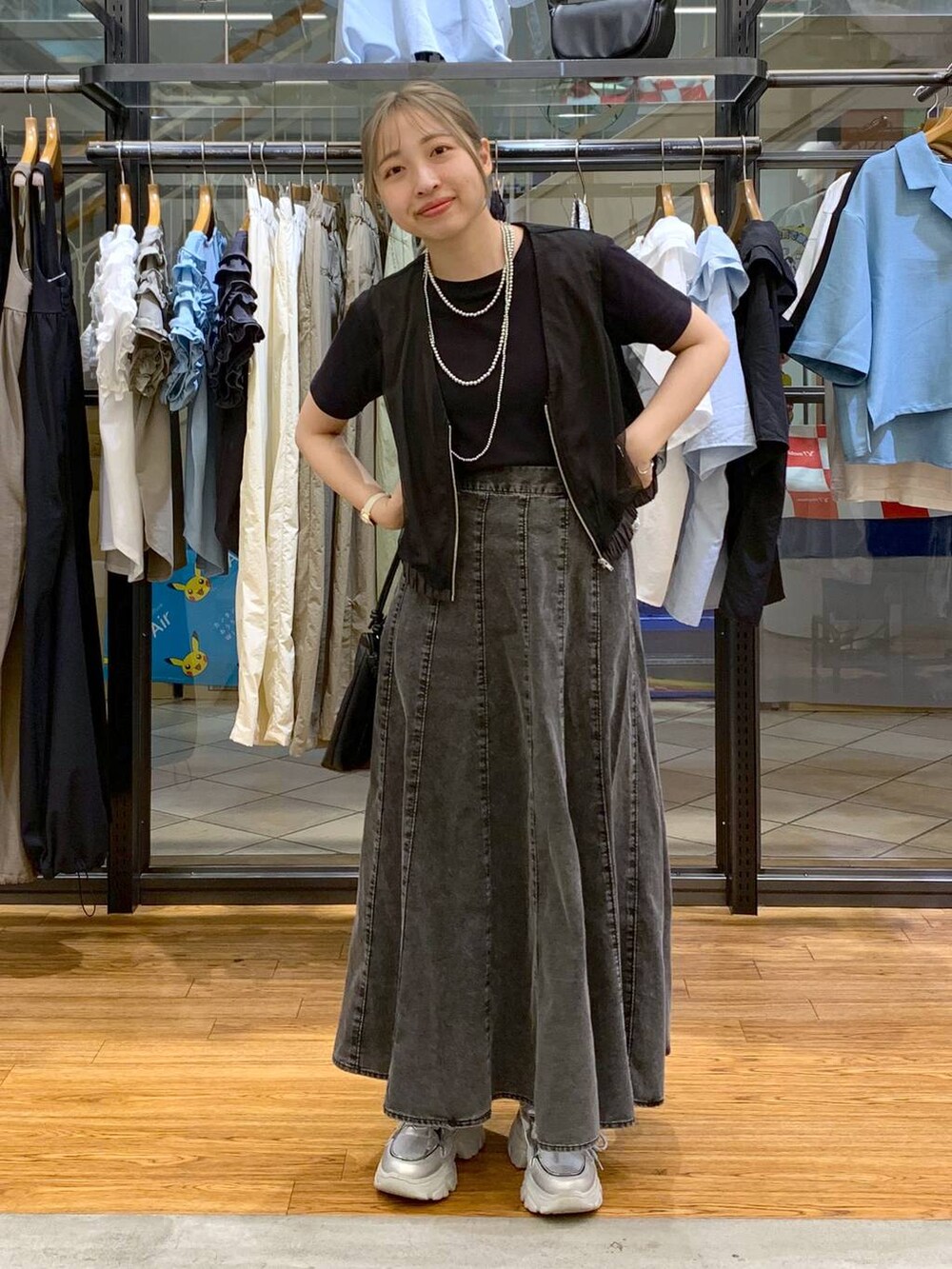 ブラック系のTシャツ/カットソー、グレー系のスカート、グレー系のその他アウターを着用したレディースの夏コーディネートの4枚目の写真