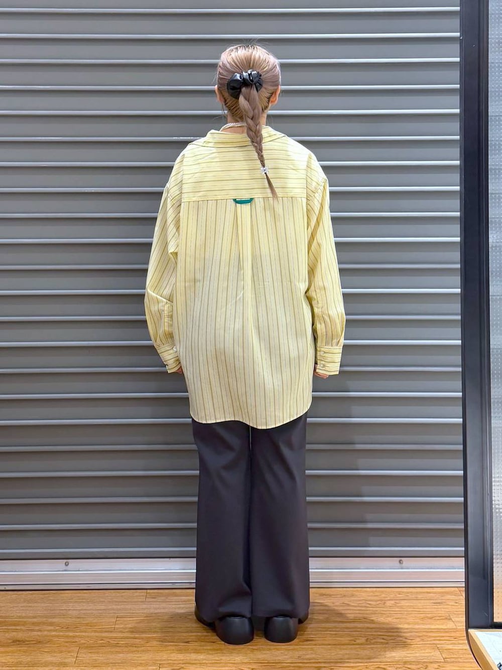 ブラック系のサンダル、ブラック系のボストンバッグ、グレー系のパーカーを着用したレディースの冬コーディネートの3枚目の写真