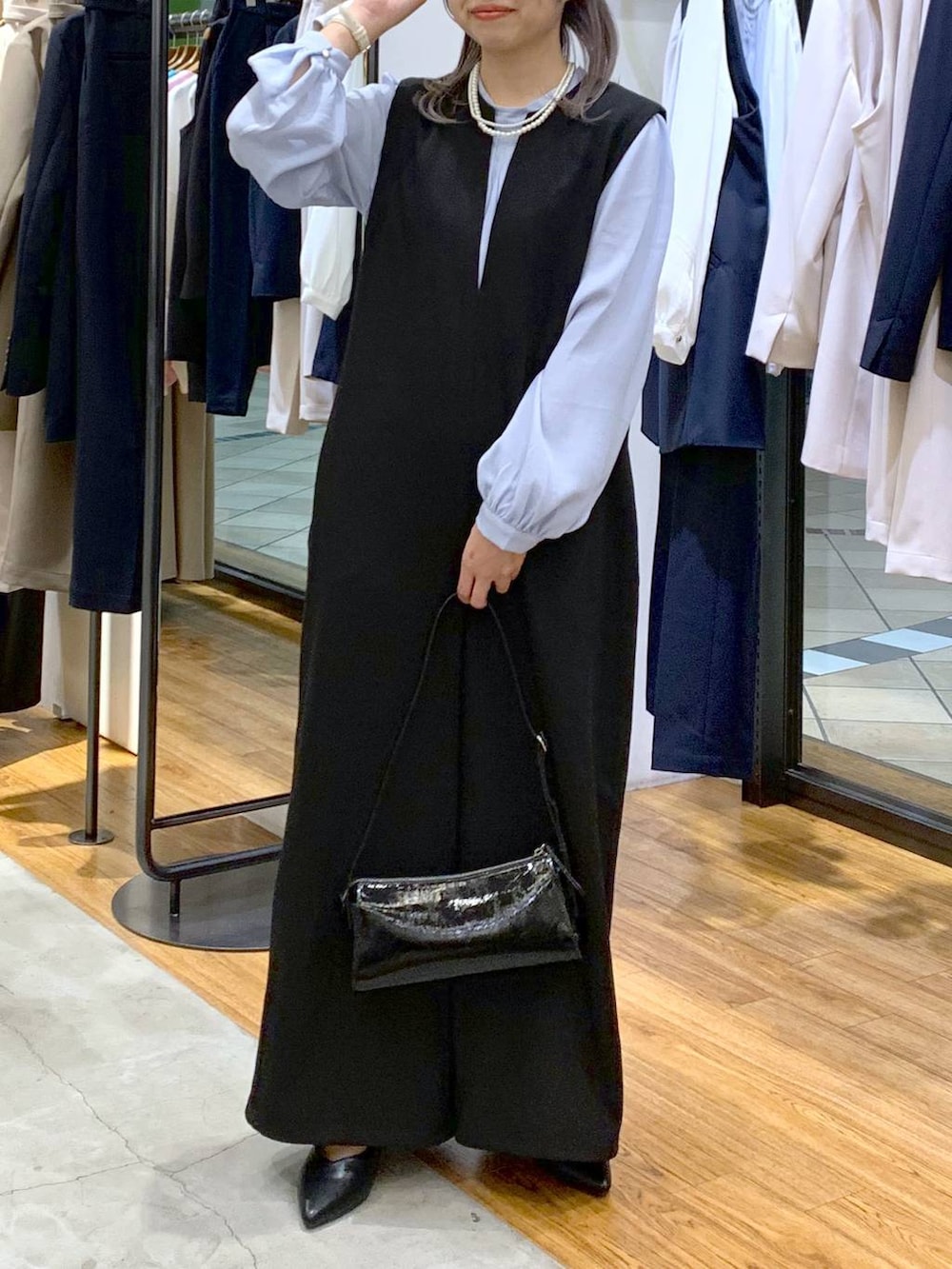 ブルー系のシャツ/ブラウス、ブラック系のサロペット/オーバーオール、ブラック系のパンプスを着用したレディースの冬コーディネートの5枚目の写真