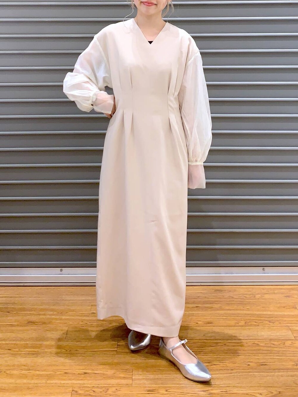 ベージュ系のドレス、シルバー系のパンプスを着用したレディースの夏コーディネートの5枚目の写真