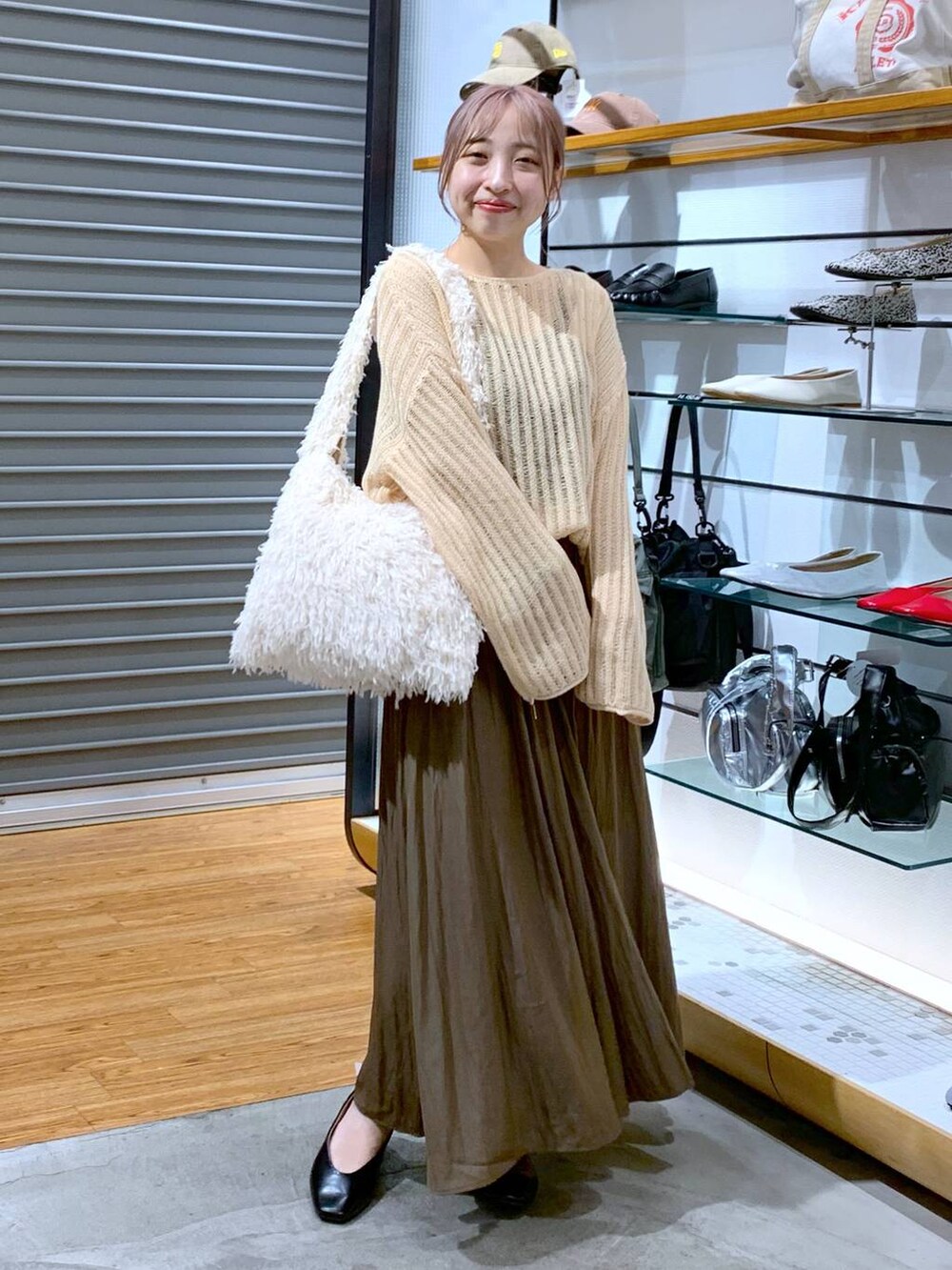 ベージュ系のニット/セーター、ブラウン系のその他パンツ、ブラック系のパンプスを着用したレディースの秋コーディネートの4枚目の写真