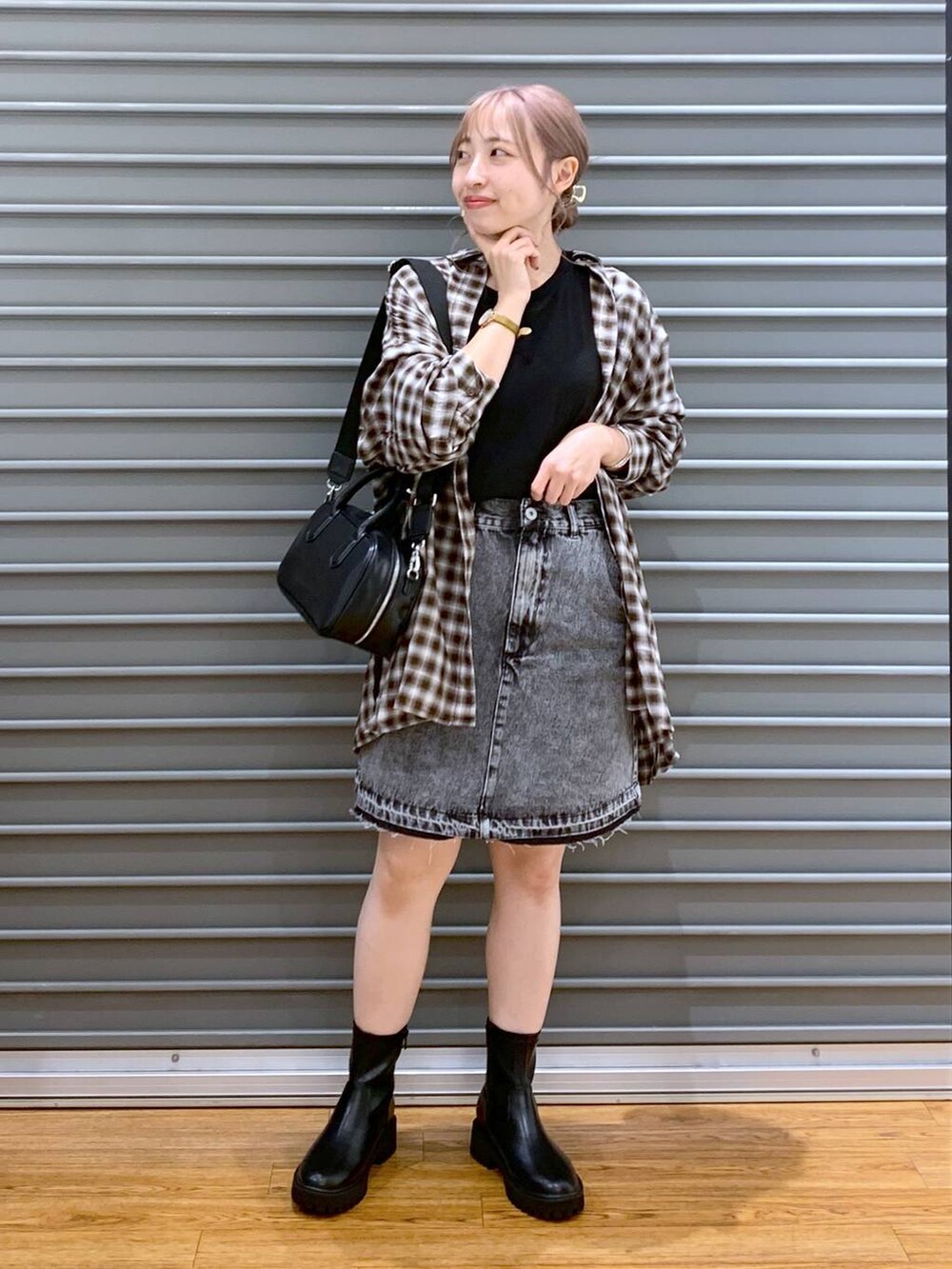 ブラック系のTシャツ/カットソー、ブラック系のボストンバッグ、ブラック系のブーツを着用したレディースの秋コーディネートの5枚目の写真