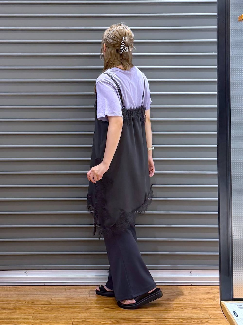ブラック系のショルダーバッグ、ブラック系のサンダル、グレー系のその他パンツを着用したレディースの夏コーディネートの3枚目の写真