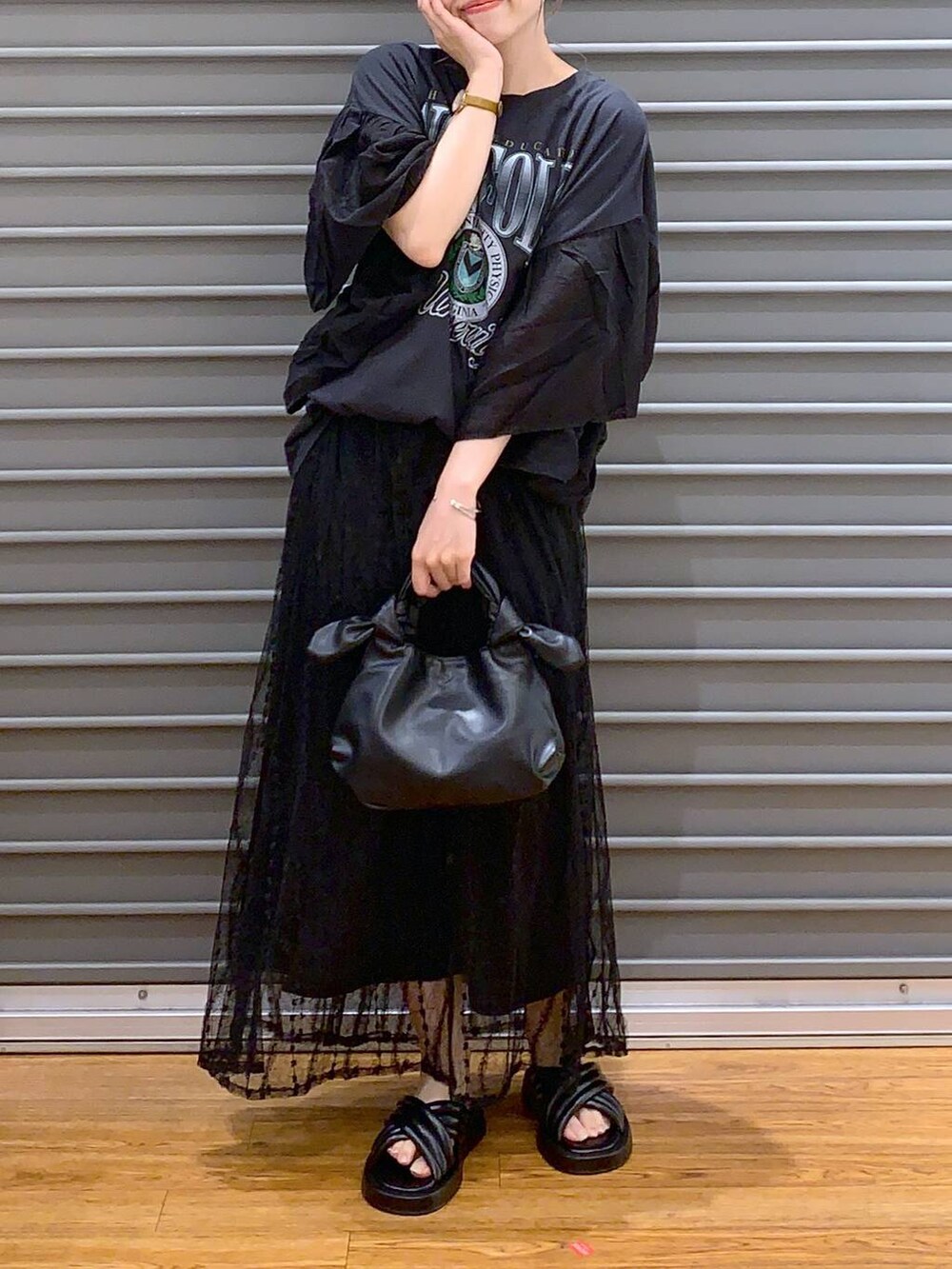 グレー系のTシャツ/カットソー、ブラック系のサンダル、ブラック系のショルダーバッグを着用したレディースの夏コーディネートの5枚目の写真