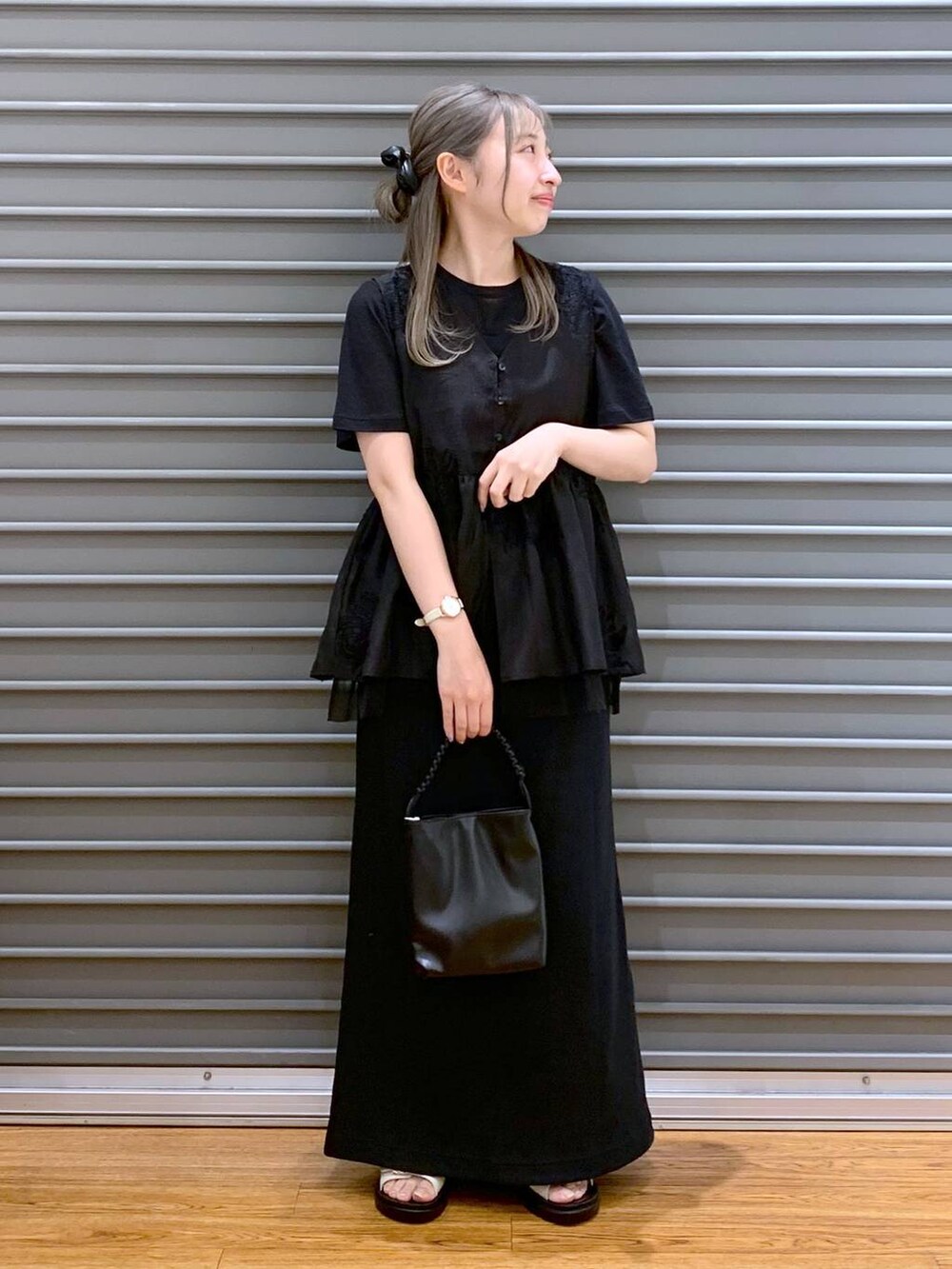 ホワイト系のサンダル、ブラック系のショルダーバッグ、ブラック系のシャツ/ブラウスを着用したレディースの夏コーディネートの4枚目の写真