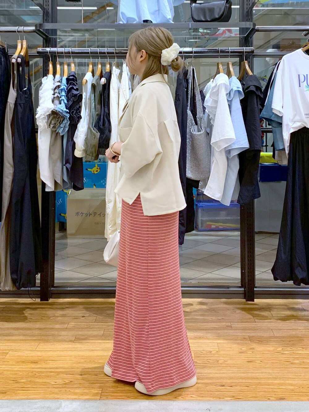 ホワイト系のTシャツ/カットソー、ベージュ系のサンダル、ホワイト系のショルダーバッグを着用したレディースの夏コーディネートの3枚目の写真