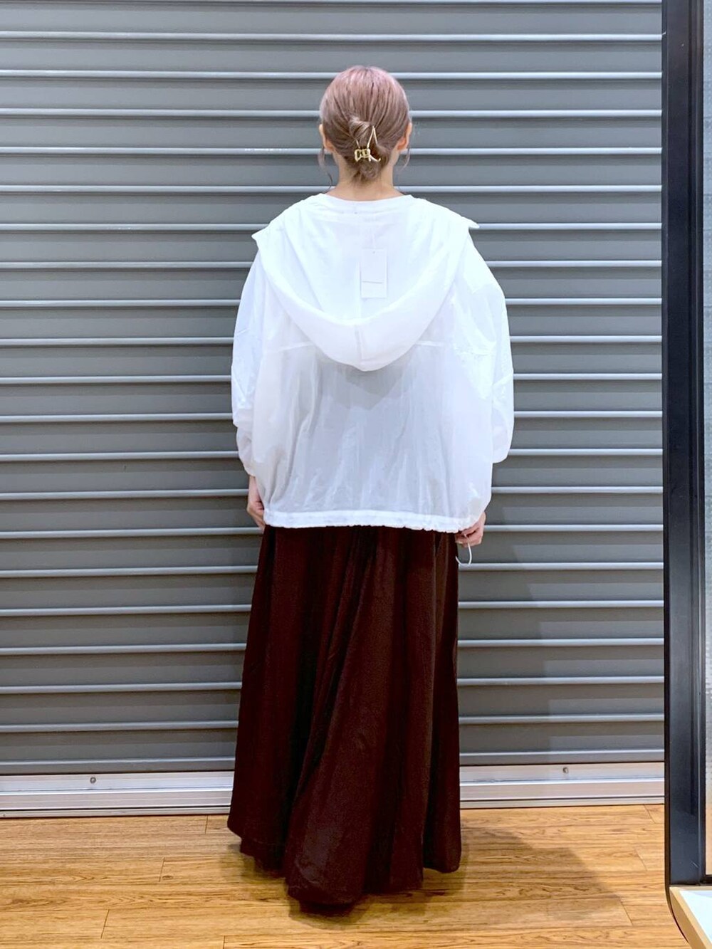 ホワイト系のショルダーバッグ、ブラウン系のスカート、その他のバレエシューズを着用したレディースの秋コーディネートの2枚目の写真