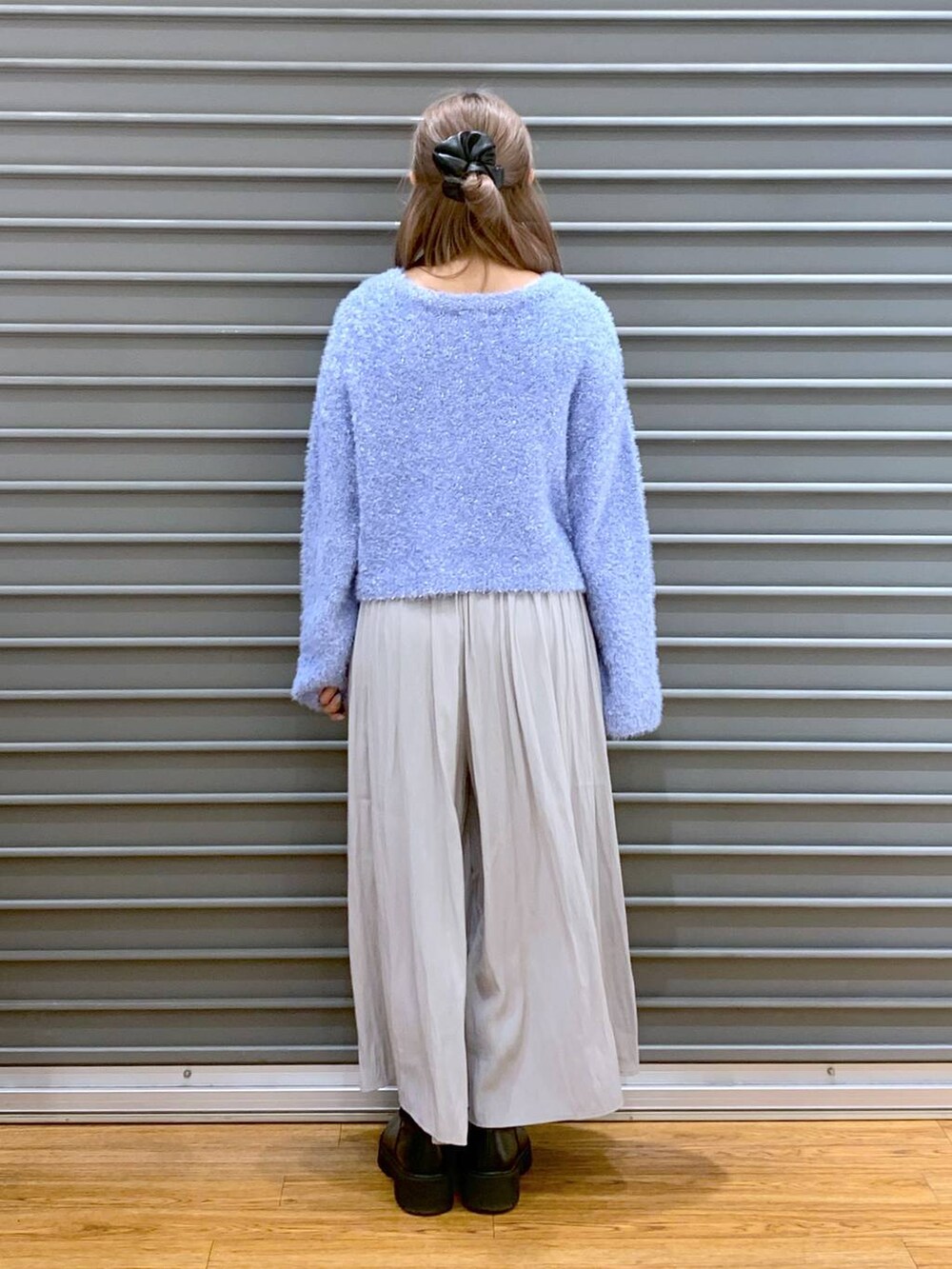 ブラック系のブーツ、ブラック系のショルダーバッグ、グレー系のその他パンツを着用したレディースの冬コーディネートの2枚目の写真