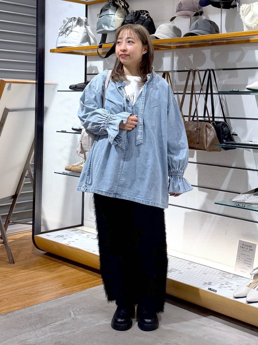 ブラック系のサンダル、グレー系のボストンバッグ、ブラック系のその他パンツを着用したレディースの冬コーディネートの5枚目の写真